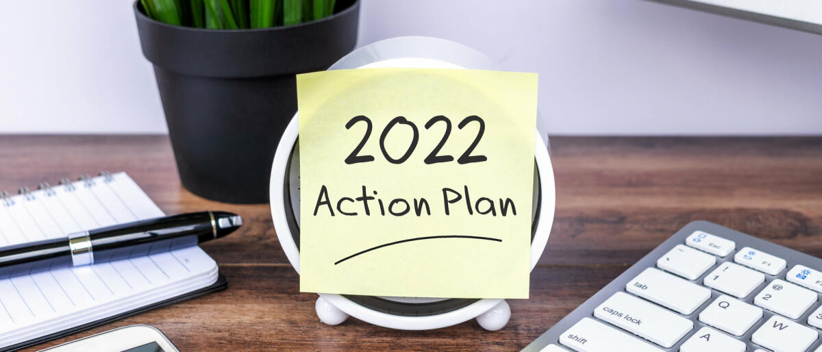 Schreibtisch mit Wecker und Post-It "2022 Action Plan" © Nora Carol Photography / Getty Images