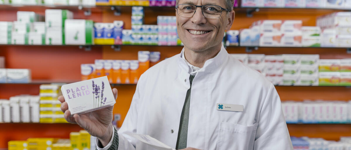 Porträt einer lächelnden Apothekerin mit Tablettenpackung und Rezept in einer Apotheke © Westend61 / Getty Images