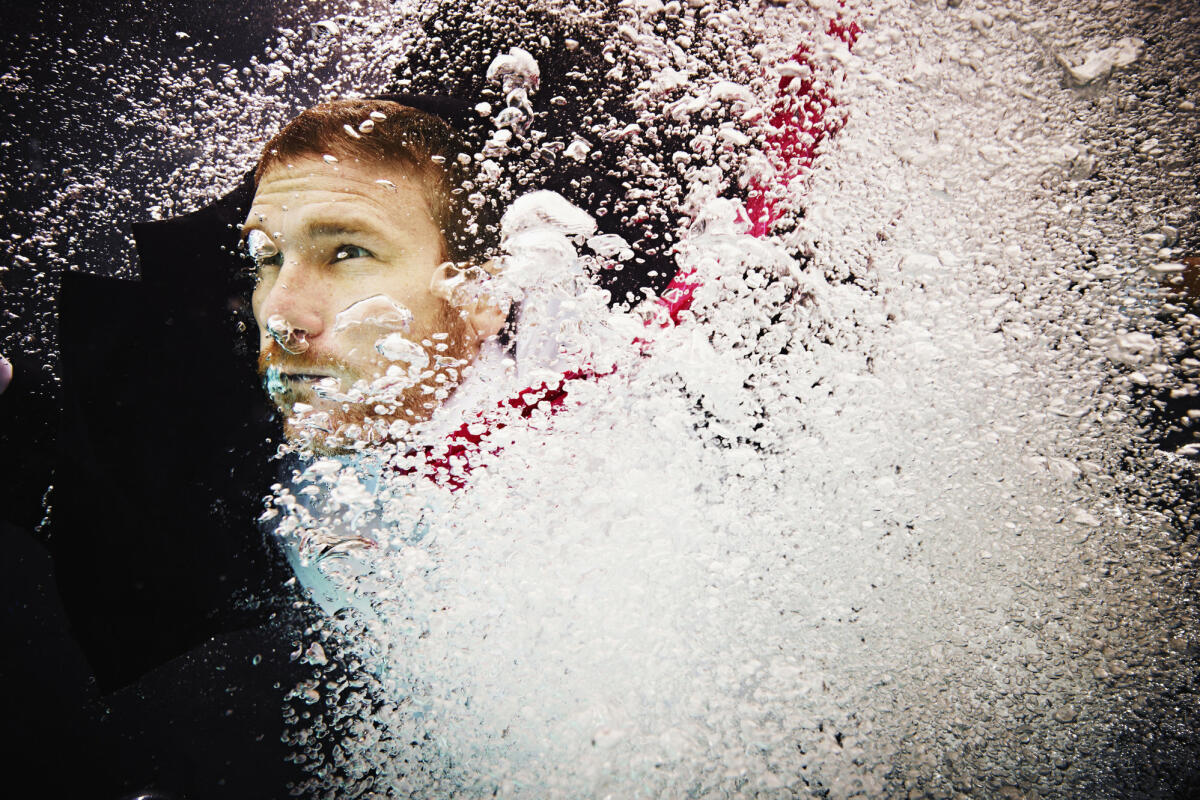 Business-Mann unter Wasser  © Thomas Barwick / Getty Images
