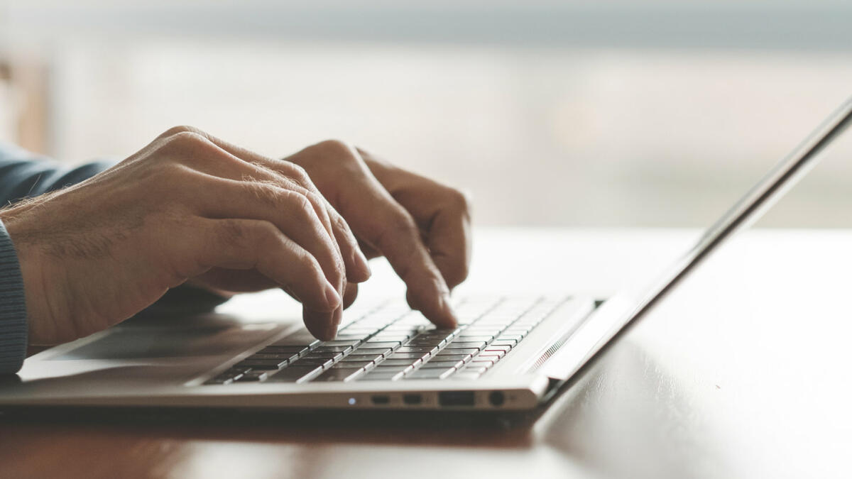 Die Hände eines Mannes tippen auf einer Laptoptastatur in der Nahaufnahme © Igor_kell / Getty Images