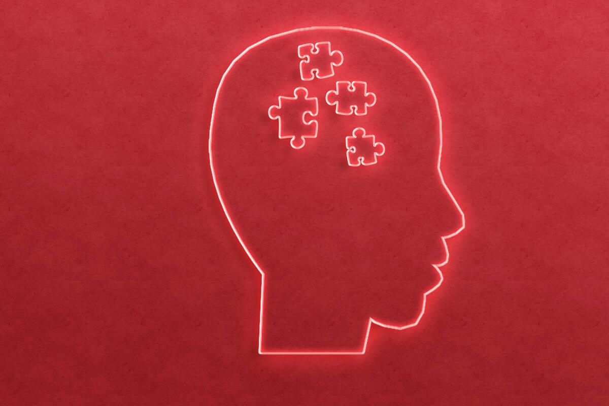Illustration eines Kopfes mit verschiedenen Puzzleteilen vor rotem Hintergrund © Carol Yepes / Getty Images