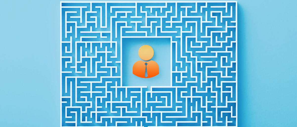 Orangefarbenes Geschäftsmannsymbol, das in der Mitte eines weißen Labyrinths auf blauem Hintergrund sitzt © MicroStockHub / Getty Images