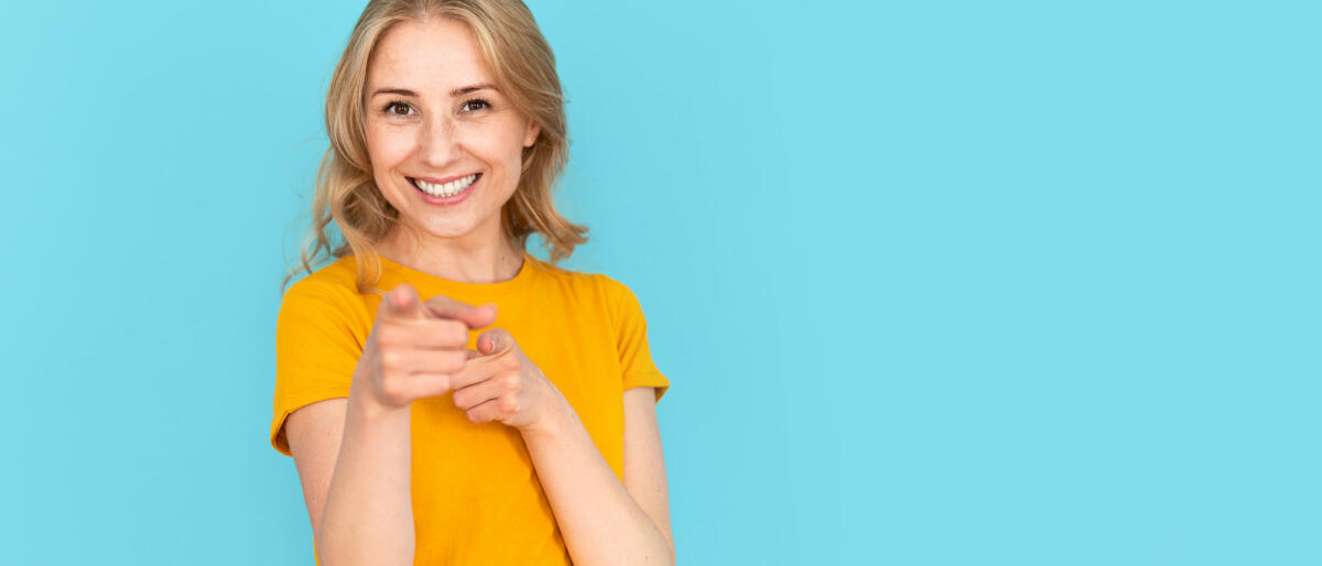 Web-Banner-Ansicht einer aufgeregten Frau, die in die Kamera blickt und mit dem Zeigefinger gestikuliert, auf blauem Copy Space Hintergrund © brizmaker / Getty Images