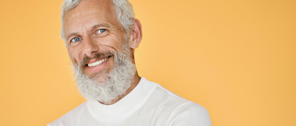 Glücklicher alter älterer Mann isoliert auf gelbem Hintergrund © insta_photos / Getty Images