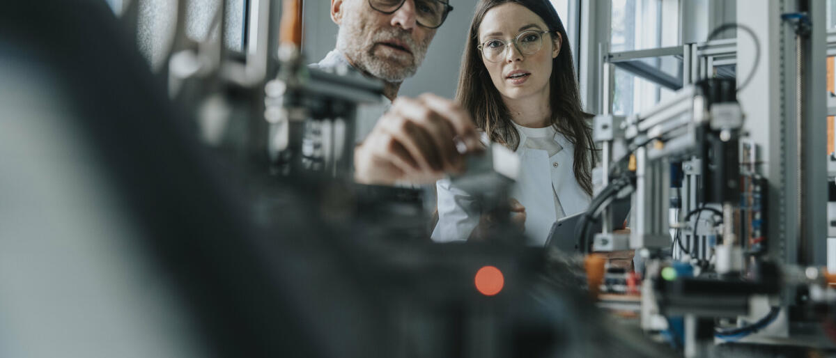 Ein männlicher und eine weibliche Wissenschaftlerin am arbeiten im Labor. © Westend61/ Getty Images
