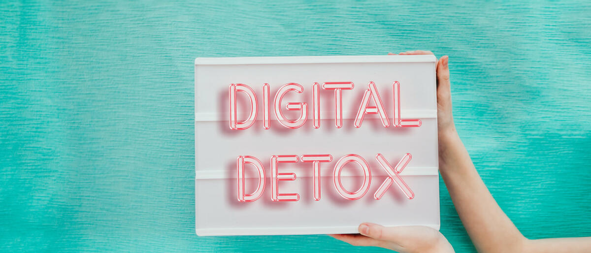 Hand hält Banner mit "Digital Detox" © Carol Yepes / Getty Images