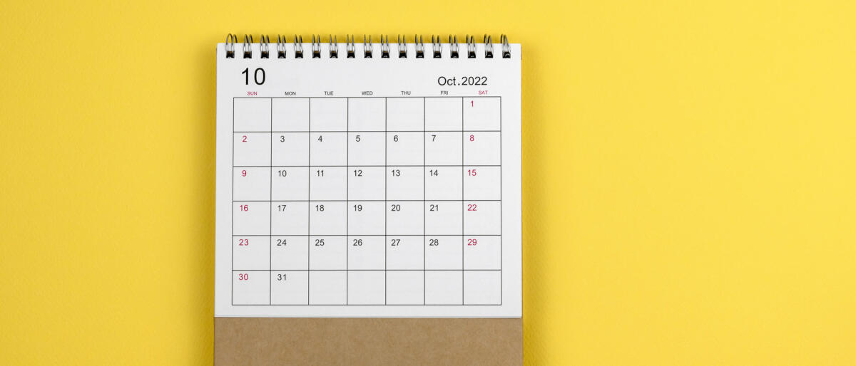 Oktober Kalender auf gelbem Hintergrund © Nora Carol Photography / Getty Images