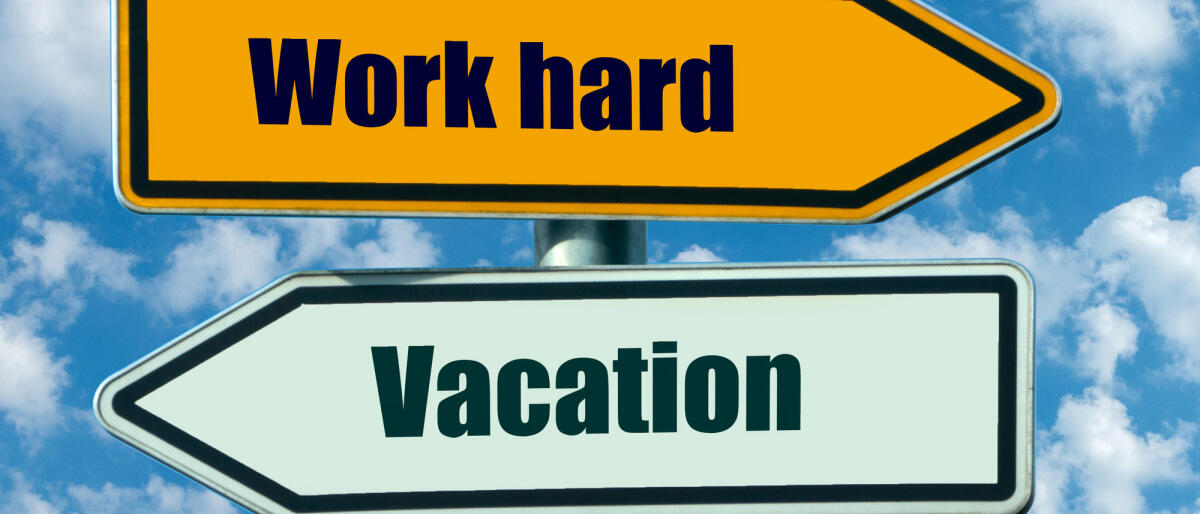 Zwei beschriftete Richtungspfeile zeigen in entgegengesetzte Richtungen: nach rechts: hart arbeiten, nach links: Urlaub © deepblue4you / Getty Images