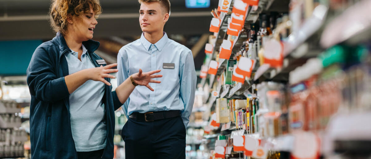 Filialleiter bei der Ausbildung eines jungen Mitarbeiters. Supermarktleiter bei der Ausbildung eines Auszubildenden © Getty Images/ 	jacoblund