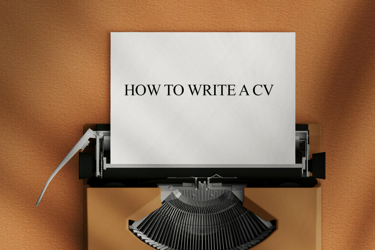 Wie man einen Lebenslauf auf einer alten Schreibmaschine schreibt © Carol Yepes / Getty Images