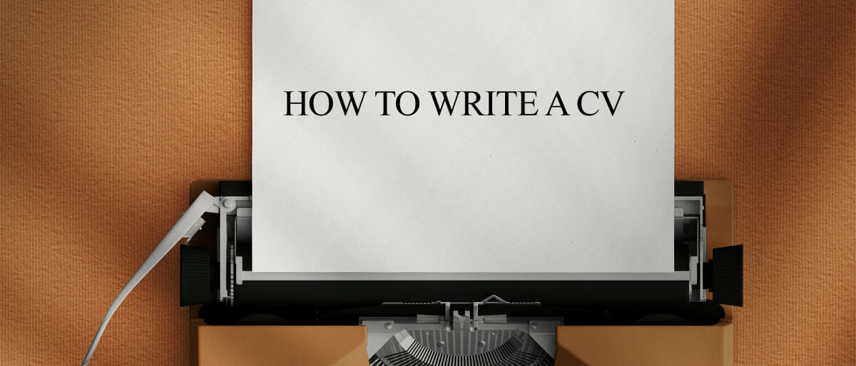 Wie man einen Lebenslauf auf einer alten Schreibmaschine schreibt © Carol Yepes / Getty Images